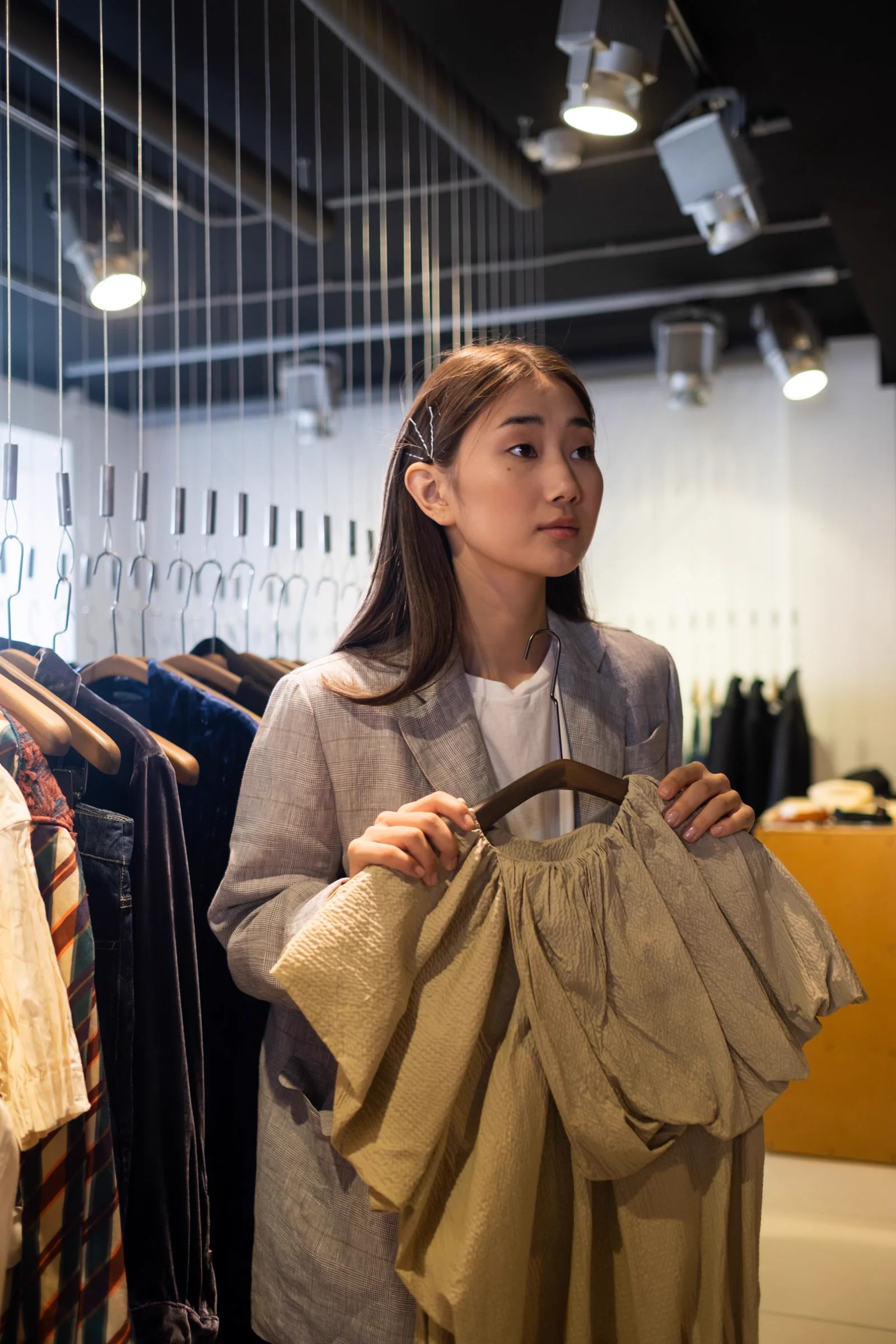 Mujer seleccionando prendas en un rack de boutique