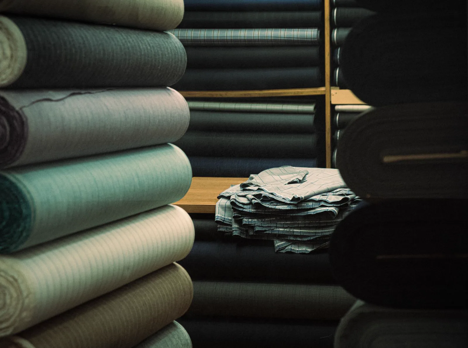 Rollos de textiles organizados en almacén